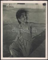 cca 1930-1940 Pécsi József (1889-1956): Térdelő kislány, hátoldalon feliratozott fotó, 30×24 cm