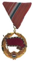 1957. "A Munka Vörös Zászló Érdemrendje" aranyozott, zománcozott bronz kitüntetés mellszal...