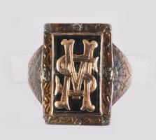 Arany (Au) gyűrű, benne monogramos díszítésű gagát/ónix lap berakással, jelzés nélkül, m:58, bruttó ...