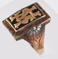 Arany (Au) gyűrű, benne monogramos díszítésű gagát/ónix lap berakással, jelzés nélkül, m:58, bruttó ...