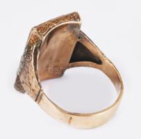 Arany (Au) gyűrű, benne monogramos díszítésű gagát/ónix lap berakással, jelzés nélkül, m:58, bruttó ...