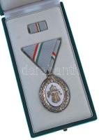 2002. "Az Aranykor Kitüntető Cím ezüst fokozata" zománcozott, ezüstözött bronz kitüntetés ...