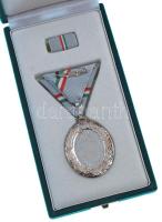 2002. "Az Aranykor Kitüntető Cím ezüst fokozata" zománcozott, ezüstözött bronz kitüntetés ...