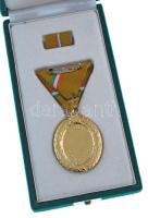 2002. "Az Aranykor Kitüntető Cím arany fokozata" zománcozott, aranyozott bronz kitüntetés ...