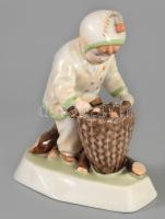 Zsolnay Rőzsegyűjtő gyermek. Terv.: Sinkó András. Jelzett, hibátlan, m: 15,5 cm