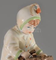 Zsolnay Rőzsegyűjtő gyermek. Terv.: Sinkó András. Jelzett, hibátlan, m: 15,5 cm