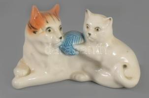 Kicsinyével játszó macska porcelán dísz, hibátlan, 11x7 cm
