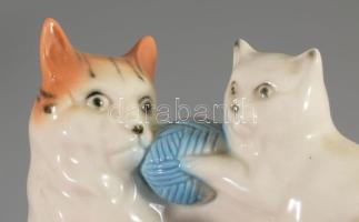 Kicsinyével játszó macska porcelán dísz, hibátlan, 11x7 cm