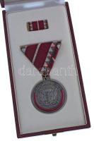 2002. "Sebesülési Szolgálati Érdemjel" részben zománcozott ezüstszínű érem mellszalagon, s...