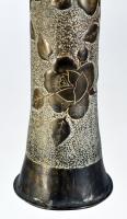 Antik bronz töltényhüvely váza, növényi díszítéssel, m: 26 cm