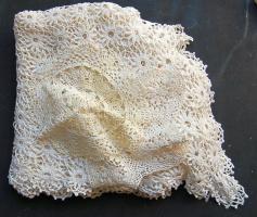 2 db kicsi és egy nagy (100x100 cm) csipke terítő / Embroided tableclothes