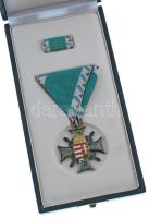 1996. "A Tiszthelyettesi Szolgálati Jel III. fokozata" ezüstözött tombak kitüntetés, arany...