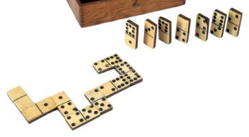 Régi domino készlet, fa dobozban, 9x19 cm