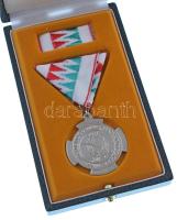 1992. "Független Demokratikus Magyarországért" ezüstözött bronz emlékérem mellszalaggal, s...