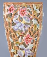 cca 1890 Zsolnay áttört mintás váza a Rokokó sorozatból. Formaterv.: Sikorski Tádé. Jelzett, oldalán...