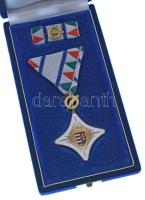 2001. "Szemere Bertalan Érdemjel" aranyozott, zománcozott bronz kitüntetés mellszalagon, m...