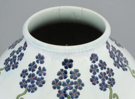 Zsolnay szecessziós papagájmintás nagyváza. Terv.: Sikorski Tádé, 1913, korongozott fehércserép, for...