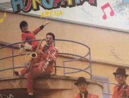1983 A Hungária együttes tagjainak aláírásai plakáton: Flipper Öcsi (Jeszenszky Béla Tibor), Dolly (...