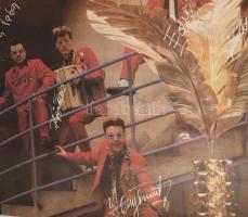 1983 A Hungária együttes tagjainak aláírásai plakáton: Flipper Öcsi (Jeszenszky Béla Tibor), Dolly (...