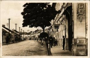 Mátészalka, Gróf Tisza István utca, gyógyszertár, Mátészalkai Mezőgazdasági Bank, Hrabéczy, Spiró, S...