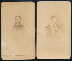 cca 1865 Házaspár portréja, 2 db keményhátú fotó Erdősy Rezső váci műterméből, sérült, 10,5×6,5 cm