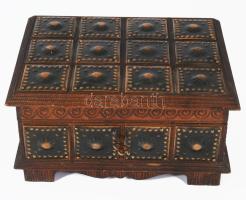 Kincses doboz. Rézlapokkal dekorált, faragott fa, kulcsos zárral. 20x15 cm