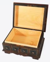 Kincses doboz. Rézlapokkal dekorált, faragott fa, kulcsos zárral. 20x15 cm