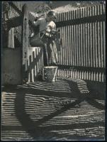 1957 Vadas Ernő (1899-1962): Vízhordó lány, a hátoldalon feliratozott, pecséttel jelzett fotó, 24x18...