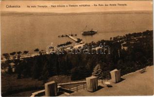 Crikvenica, Cirkvenica; Na molu Therapije / Hajó érkezés a Therapia szálló mólójához / Am Molo des H...
