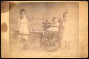 cca 1900 Kisfiúk kézikocsival, keményházú fotó, foltos, 10,5×16,5 cm