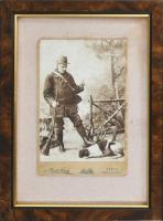 cca 1890 Vadász kutyával és puskával, keményhátú fotó Divald Károly bártfai műterméből, üvegezett ke...