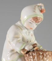 Zsolnay rőzsegyűjtő lányka, Kézzel festett, jelzett, hibátlan 17 cm
