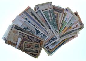 117db-os magyar és külföldi bankjegytétel, közte: Németország, Venezuela, Irak, Kína, Szlovákia, Vie...