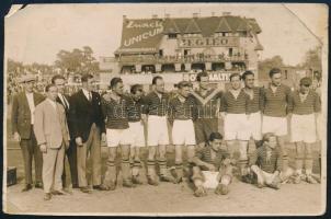 cca 1930-1940 Bp., Üllői úti FTC futballpálya, focisták csoportképe, pecséttel jelzett fotó Pobuda A...
