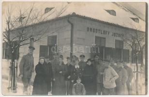 1917 Csernátfalu, Cernatu (Négyfalu, Sacele); Drodtloff József gyógyszertára télen, előtte rendőrök ...
