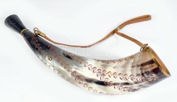 Népi díszítéses szaru díszkürt, h: 34 cm