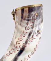 Népi díszítéses szaru díszkürt, h: 34 cm