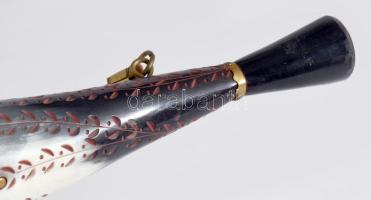 Népi díszítéses szaru díszkürt, h: 34 cm