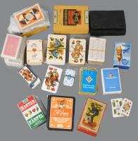 Doboznyi vegyes kártyapakli gyűjtemény, közte francia és magyar kártya, mini kártya, kávéházi kártya...