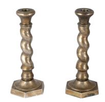 Csavaros testű fém gyertyatartó pár, m: 22 cm