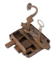 Antik kapuzár, kulccsal, 16x18 cm