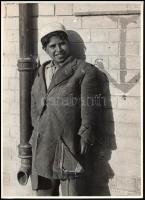 cca 1950 Ék Sándor (1902-1975) festő- és fotóművész: Szociofotó egy cigány gyermekről, jelzés nélkül...