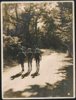 cca 1930 Túrázó gyerekek egy erdei úton, jelzés nélküli fotó, felületi sérülésekkel, 24×18 cm