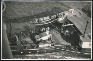 Jelzés nélkül: Hajó a vízen, fotó, sarkain kis törésnyomok, 11,5×17,5 cm