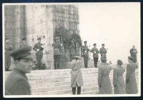 cca 1960 Bp., katonai díszőrség és koszorúzás a Gellért-hegyi Felszabadulási emlékműnél (Szabadság-s...