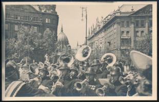 cca 1938 Budapest, Szabadság tér, fúvószenekar, háttérben a Parlament, fotólap, 9×14 cm