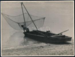 Merényi Andor (?-1976): Halász a folyóparton, hátoldalon feliratozott fotó, 17×23 cm