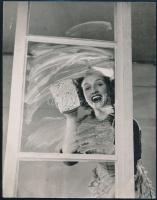 Vándor Géza (1898-1956): Ablaktisztítás reklámfotó, pecséttel jelzett, felületén törésnyom, 21,5×16,...