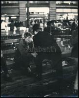 Feri Lukas (?-?): Utcai jelenet, pecséttel jelzett fotó, sarkán kis törésnyom, 25×20,5 cm