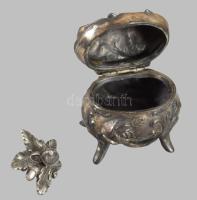Szecessziós ón ékszertartó, benne makkos díszítésű fogószerelékkel, 6x6 cm